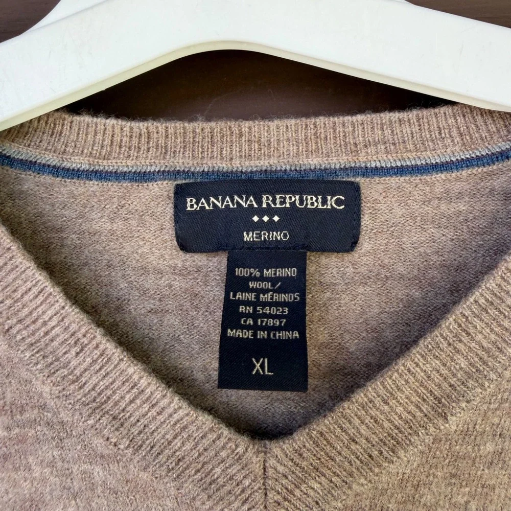 Banana Republic V-Neck Sweater Mens XL Tan Merino Wool Knit Pullover